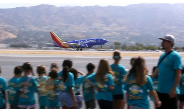 Kids watch a speeding airplane take off during a tour of the Hollywood Burbank Airport.(File Photo)